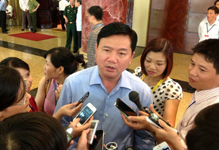 Bộ trưởng GTVT Đinh La Thăng trả lời báo chí bên lề Quốc hội.